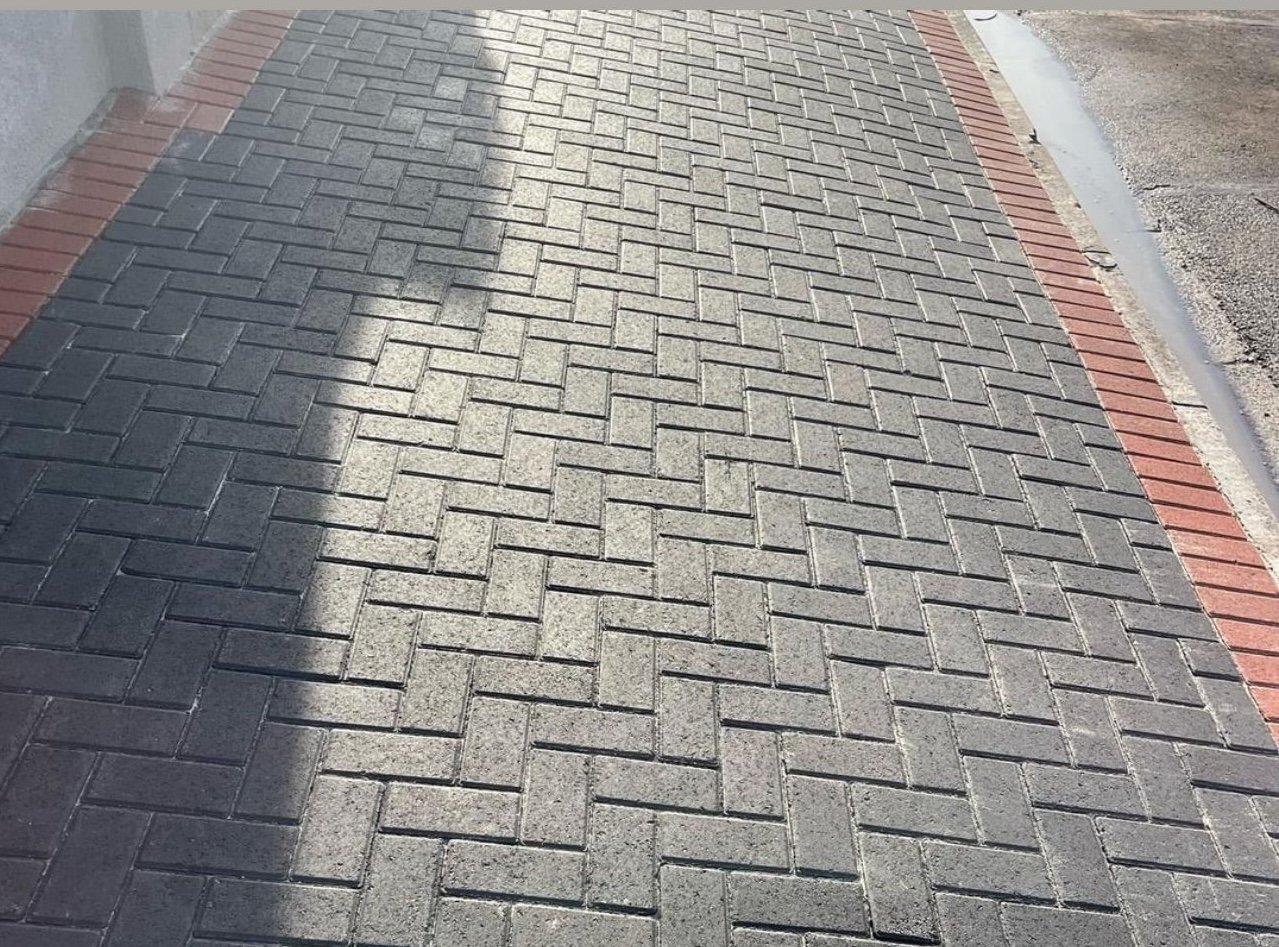 Rectangular Block Pavers (200mm x 100 x 60mm) Hydraulic press - (Black)Dark Grey and Red Borders(50Pcs/M2)